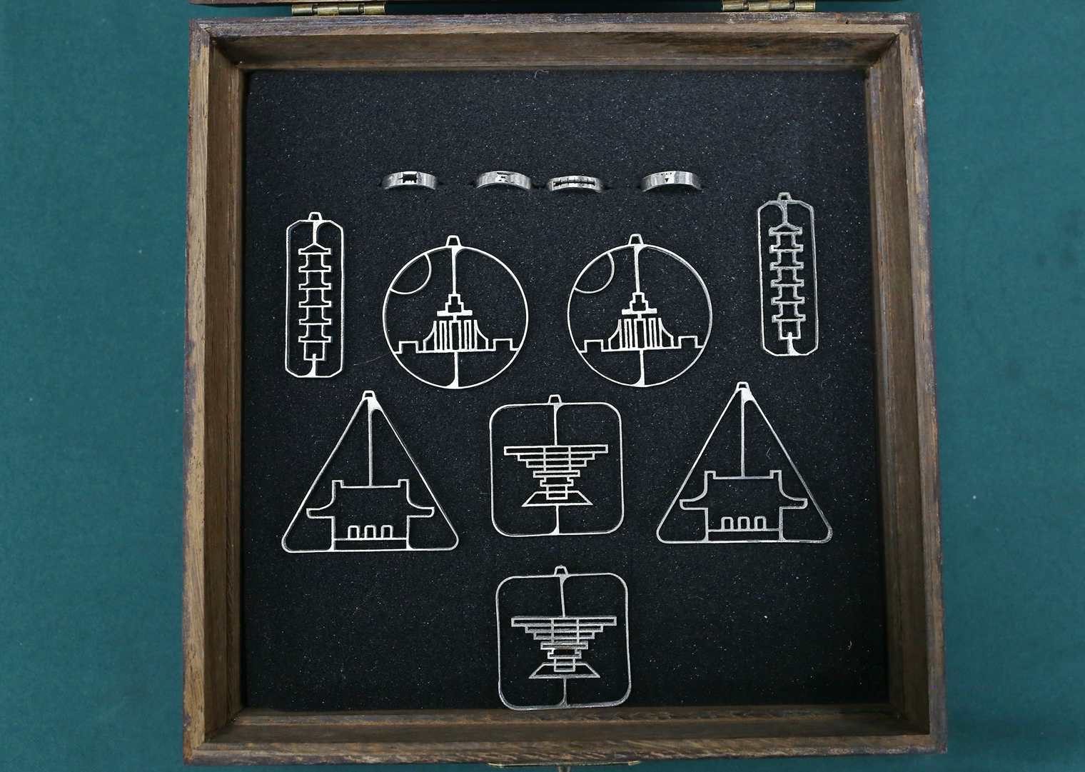 最佳藝術(shù)設(shè)計(jì)獎(jiǎng)（二等獎(jiǎng)）  《源?靜?明?悟?樂》系列飾品_副本.jpg